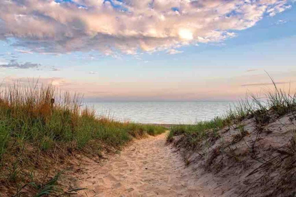 Blue Birdhouse - Indiana Dunes - Pet Friendly Chesterton Exterior photo